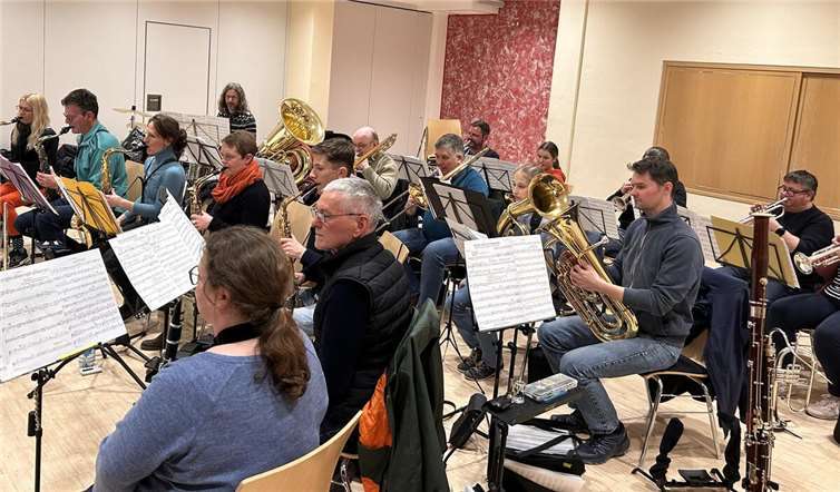 Das beliebte Orchester aus der Kreisstadt befindet sich mitten in der Vorbereitung zum Konzert im Kurpark. Foto: privat