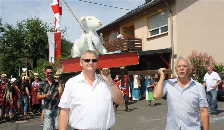 Das berühmte „Ediger Osterlämmchen“wurde von den Winzern vorneweg getragen.