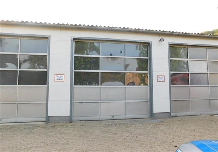 Das beschädigte Tor am Feuerwehrgerätehaus in Niederzissen.Quelle: Polizeiinspektion Remagen