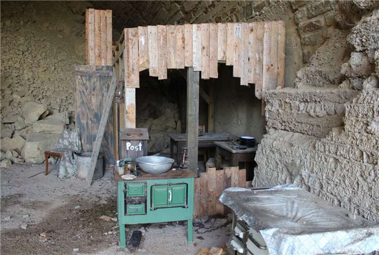 Das beschwerliche Leben im Tunnel wurde in der Gedenkstätte originalgetreu nachgebaut. Fotos: DU