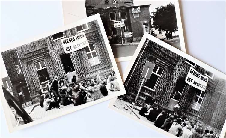 Das besetze Haus und die Besetzer/innen am Samstagnachmittag beim friedlichen Verlassen des Hauses und dem Sitin im Hof.Quelle: Initiativgruppe Jugendzentrum (IGJ) Montabaur