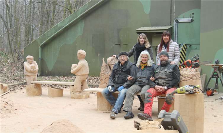 Das besondere Ambiente des B05 im Stadtwald inspirierte die Holzkünstler (vorne v.l.) Wolfgang Dillenkofer, Simone Carole Levy und Olli Schulz. Über die neuen Holzbänke für den Wanderweg „Montabäurer Mären“ freuen sich die beiden Initiatorinnen (hinten v.l.) Carolin Nebgen und Karin Maas. Foto: privat