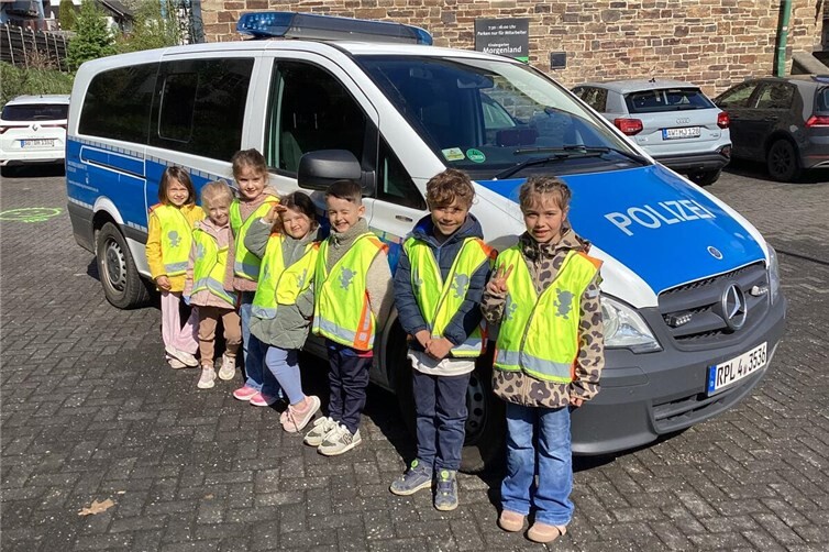 Das besondere Highlight für die Kinder im „Morgenland“ war die gründliche Inspektion eines echten Polizeiwagens.