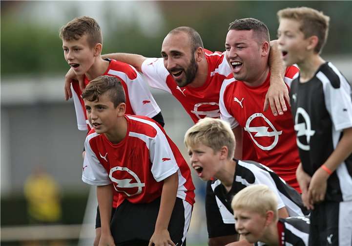 Das besondere an diesem Turnier ist die Zusammensetzung der Teams. Väter oder Mütter stehen gemeinsam mit ihren Kindern auf dem Platz.