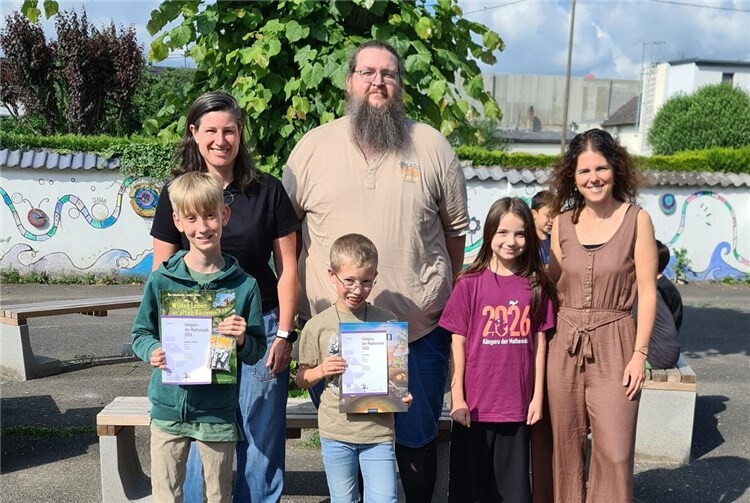 Das beste Ergebnis der Schule erreichten bei einem Punktegleichstand von 98.75 Punkten von möglichen 120 Punkten Jannis Plötz und Alexander Hartmann, die beide Schüler der Klasse 4a sind. 