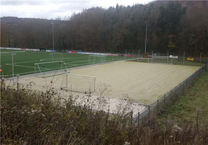 Das bestehende Kleinspielfeld soll vergrößert werden.