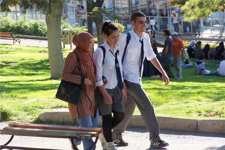 Das bisher allgemein geltende Kopftuchverbot soll nach Wünschen Erdogans im türkischen Staatsdienst aufgehoben werden.Dieter Schütz/pixelio.de