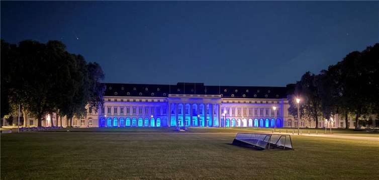 Das blaubeleuchtete Kurfürstliche Schloss. Foto: Stadt Koblenz/Sebastian Glinski