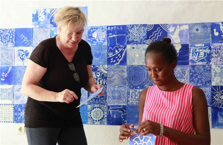 Das blauweiße Gesamtkunstwerk in der Schatzkammer Oberwinter wächst kontinuierlich durch die vielen gemalten Quadrate. Foto: Marjam Beyg