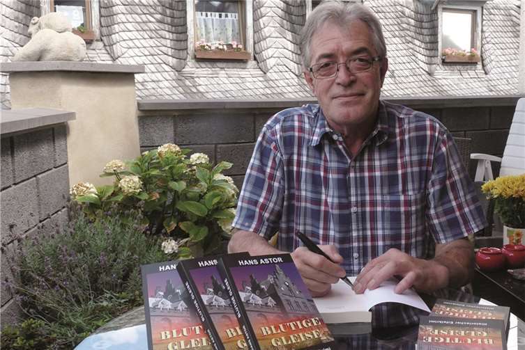 Das brandneue Werk von Hans Astor wird am Freitag, 28. August in einer „lebendigen“ Lesung der Öffentlichkeit präsentiert. Bevor es aber im Bahnhof Engeln zur Lesung geht, erwartet die Besucher eine ganz besondere Fahrt mit dem Brohltal-Express. Auf der romantischen Strecke durchs Brohltal stehen dann bereits Mord und Totschlag im Focus… Die Teilnehmer werden gebeten, sich am Freitag, 28. August um 19 Uhr am Bahnhof in Niederzissen zu einer ereignisreichen Fahrt nach Engeln einzufinden. Unterwegs werden die Reisenden in die wilhelminische Gründerzeit zurückversetzt, so dass sie sich gegen 20 Uhr bei ihrer Ankunft am Bahnhof Engeln bereits mitten im Geschehen von „Blutige Gleise“ befinden. Hier werden bekannte Persönlichkeiten aus der Region, von denen einige schon manche lebendige Buchvorstellung des Mendiger Autors mitgestaltet haben, die Teilnehmer - wenn auch mit einem Augenzwinkern - das Fürchten lehren. Karten für den Bustransfer   Von Mendig aus fährt ein Bus die nicht so mobilen Krimiinteressierten nach Niederzissen und nach der Lesung wieder zurück nach Mendig. Abfahrt dazu ist um 18.15 Uhr ab Marktplatz Mendig. Karten für die Busfahrt können jedoch nur im Vorverkauf erworben werden. Das Kontingent für den Bus sowie der Brohltal-Eisenbahn ist begrenzt. Darum sollte man nicht allzu lange mit dem Kartenkauf warten. VVK: Tabakwaren Blum, Poststraße 27, 56743 Mendig, info@blum-tabakwaren.de und beim Bürgeramt im Rathaus Mendig, Marktplatz   