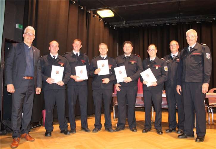 Das bronzene Feuerwehrehrenzeichen erhielten sieben Feuerwehrleute.
