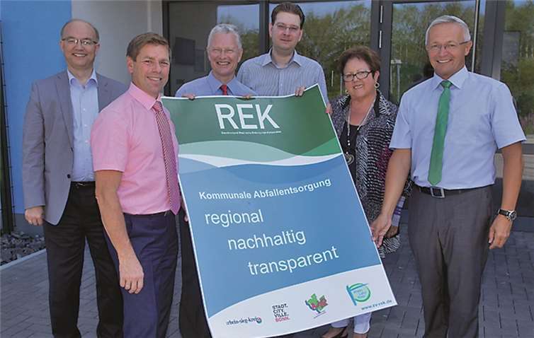 Das bundeslandübergreifende REK-Führungsteam. Die neuen Funktionsträger des genehmigten und erweiterten Abfallzweckverbandes REK (v.l.n.r.): Werner Albrecht, (Rhein-Sieg-Kreis, Stellvertretender Vorsitzender der Verbandsversammlung), Manfred Becker (Bonn, REK-Geschäftsführer), Landrat Frank Puchtler (Rhein-Lahn-Kreis, Verbandsvorsteher), Christian Gold (Bonn, Vorsitzender der Verbandsversammlung), Gisela Bertram (Rheinlahn-Kreis, Stellvertretende Verbandsvorsteherin), Achim Hallerbach (REK-Geschäftsführer).REK / Wolfgang Tischler