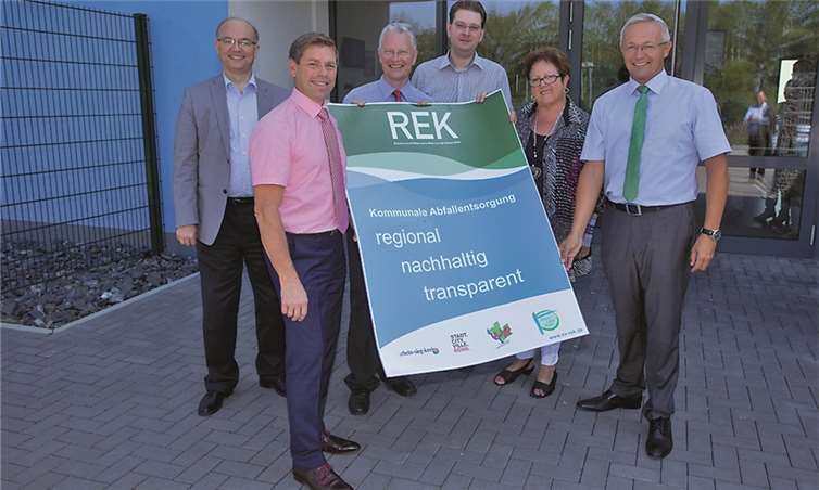 Das bundeslandübergreifende REK-Führungsteam. Die neuen Funktionsträger des genehmigten und erweiterten Abfallzweckverbandes REK (v.l.): Werner Albrecht, (Rhein-Sieg-Kreis, Stellvertretender Vorsitzender der Verbandsversammlung), Manfred Becker (Bonn, REK-Geschäftsführer), Landrat Frank Puchtler (Rhein-Lahn-Kreis, Verbandsvorsteher), Christian Gold (Bonn, Vorsitzender der Verbandsversammlung), Gisela Bertram (Rheinlahn-Kreis, Stellvertretende Verbandsvorsteherin), Achim Hallerbach (REK-Geschäftsführer).REK/W. Tischler