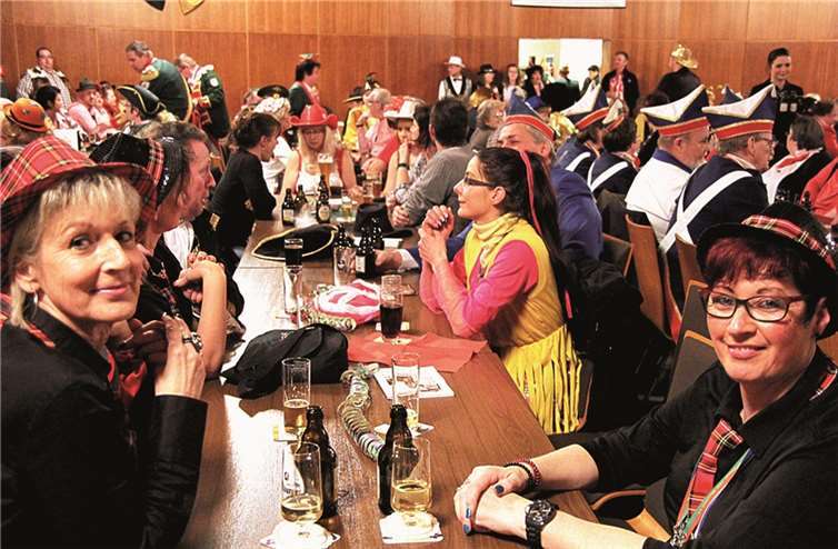 Das bunt kostümierte Publikum war beim Närrischen Abend in bester Karnevalsstimmung.