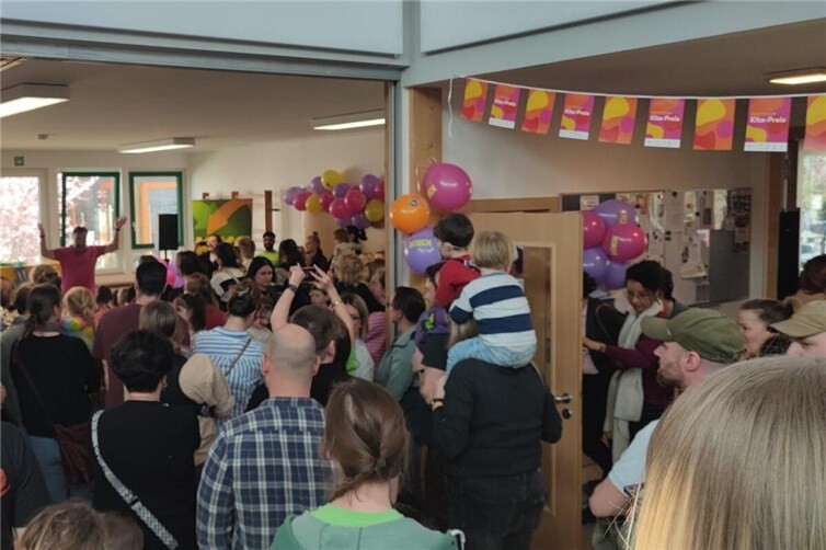 Das bunte Geschehen begeisterte auch die Eltern.