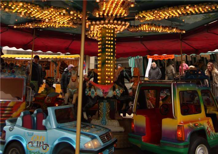 Das bunte Kinderkarussell trotzte mit Erfolg dem eisgrauen Himmel. KBL