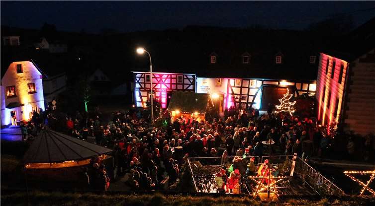 Das bunte Lichtermeer und die gelungene Kulisse vor dem Heimathaus rund um den Daubacher Ortskern lassen auf eine Wiederholung im kommenden Jahr hoffen.
