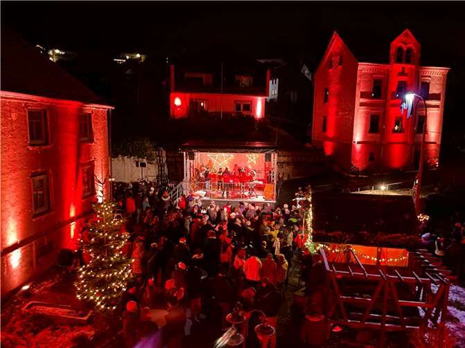 Das bunte Lichtermeer und die gelungene Kulisse vor dem Heimathaus rund um den Daubacher Ortskern lassen auf eine Wiederholung im kommenden Jahr hoffen. Fotos: privat