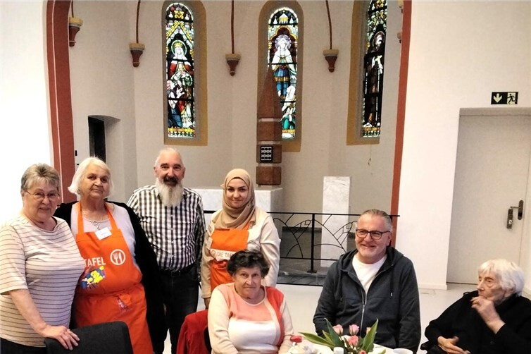 Das bunte „Tafel-Kaffee“ in der Kulturkirche des @Viedel mit den Senioren und dem Tafel-Team bei der Spendenübergabe.