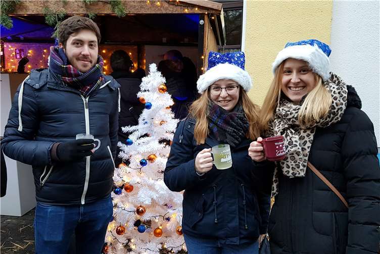 Das bunte Treiben auf dem Kirchplatz lockte Gäste aus nah und fern an.