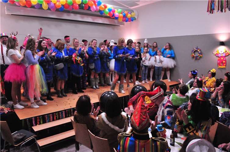 Das bunte Treiben der Schenkelberger Möhnen fand zum ersten Mal im neuen Dorfgemeinschaftshaus statt. Fotos: privat