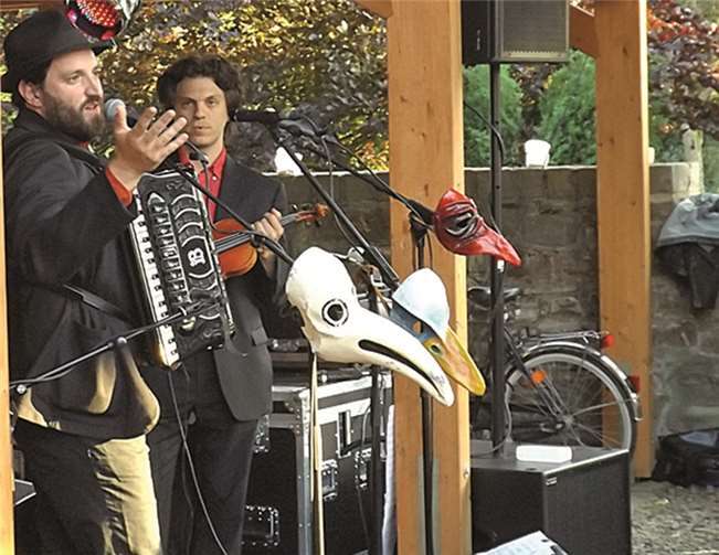 Das charismatische Multi-Talent Daniel Kahn spielte Akkordeon, Mundharmonika, Gitarre und andere Instrumente, dazu sang er Texte in Jiddisch, Deutsch und EnglischPohler