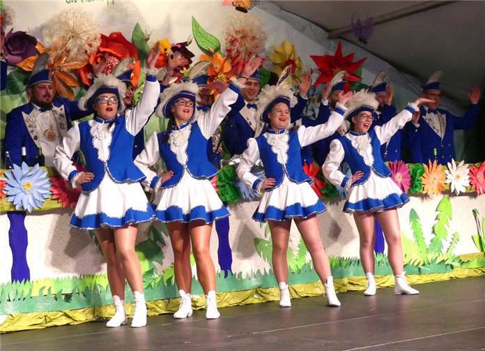 Das charmante Quartett der großen Käskäpp-Funken legte einen flotten Gardetanz auf das Narrenparkett. Fotos: TE