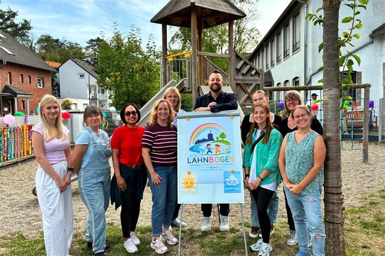 Das das Kitateam präsentierte gemeinsam mit Oberbürgermeister Lennart Siefert den neuen Namen Kita Lahnbogen.