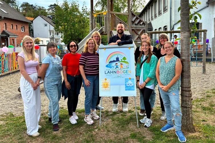 Das das Kitateam präsentierte gemeinsam mit Oberbürgermeister Lennart Siefert den neuen Namen Kita Lahnbogen.