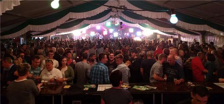 Das dekorierte Festzelt ist jedes Jahr zur Sessenhäuser Kirmes stark bevölkert – mit gutem Grund! Archiv privat