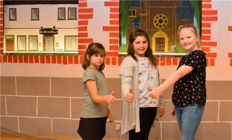 Das desigierte Kinderdreigestirn freut sich auf die nächstmögliche Session (v.l.): Jungfrau Cosima Seyb, Prinzessin Madeleine Seyb, Bäuerin Lucy KrausFoto: EICH