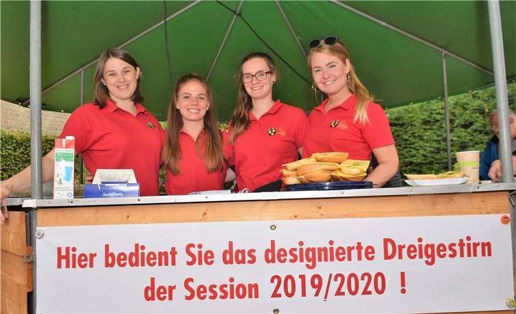 Das designierte Damendreigestirn Monique I, Bauer Annika I und Jungfrau Kathi I sorgen für das leibliche Wohl.