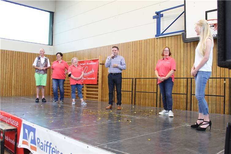 Das designierte Damendreigestirn aus Altendorf-Ersdorf mit Bürgermeister Holger Jung, Weinkönigin Mariella Cramer und Moderator Otmar Soukop.Fotos: privat