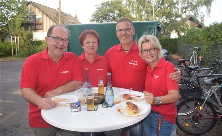 Das designierte Prinzenpaar Oberdrees: v.l. Walter Schneider (Adjutant), Angelika Stauder (Chefadjutantin) Norbert I. Höckendorf und Birgit I..EICH