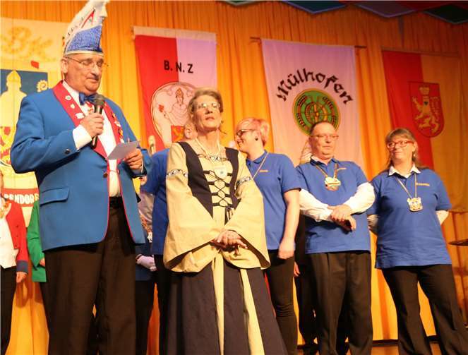 Das designierte Prinzenpaar für Großbendorf in derKampagne 2019-2020 Hermann und Heidi Illgen nebst Hofstaat stellen sich vor. Fotos: GM