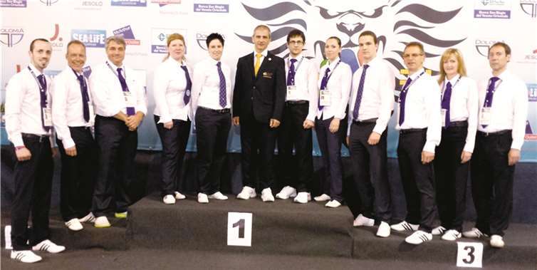 Das deutsche Computerbedienerteam um Harry Vones (M.). Aus den Reihen der Chong Do Kwan Oberahrtal nahm Alexander Hellendahl (l.) am Turnier teil.ITF Italien