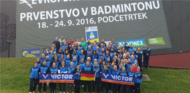 Das deutsche Team vor der Sporthalle.privat