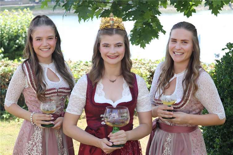 Das diesjährige Erpeler Weintrio: Weinkönigin Lea Marie Warnke mit den Weinprinzessinnen Lilian Warnke und Nina Freund. Fotos: Daniela Simon