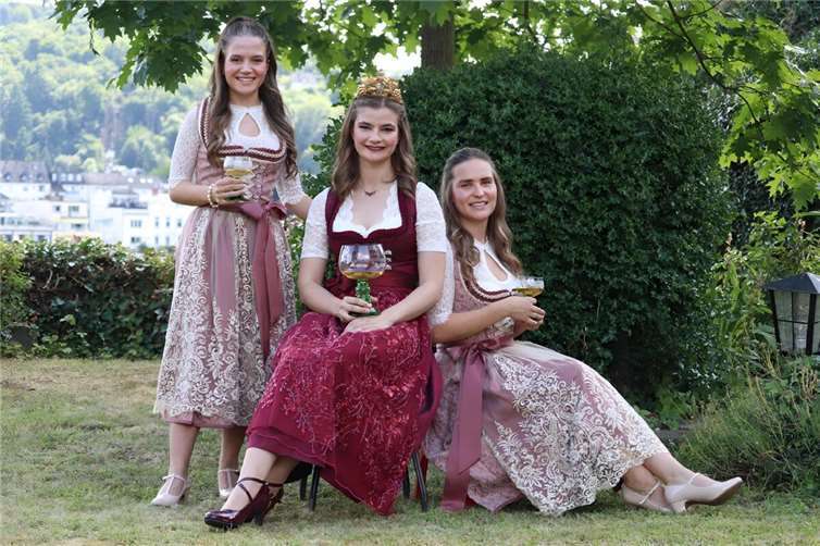 Das diesjährige Erpeler Weintrio: Weinkönigin Lea Marie Warnke mit den Weinprinz...