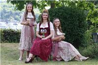 Das diesjährige Erpeler Weintrio: Weinkönigin Lea Marie Warnke mit den Weinprinz...