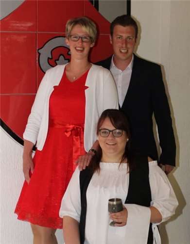 Das diesjährige Kirmespaar, Christopher Wittich und Patricia Rasbach, mit Mundschenk Alica Rasbach. privat