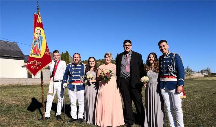 Das diesjährige Königspaar Dennis Hahn und Melanie König mit den Ehrendamen Teresa Schmitz (links) und Giulia Weissenfels (rechts). privat