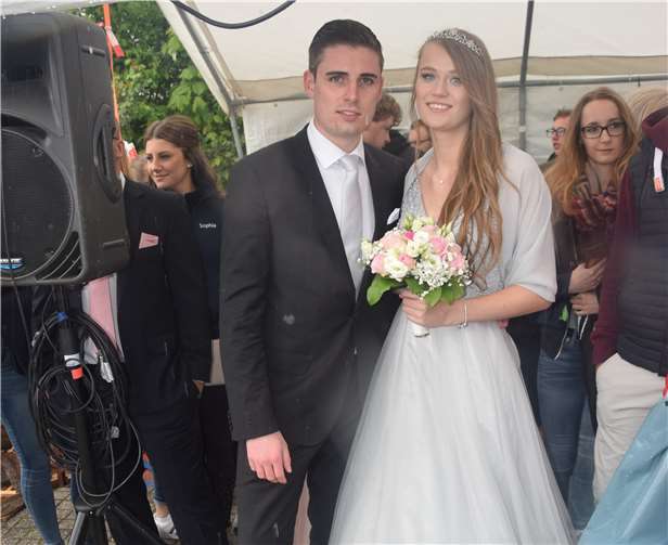 Das diesjährige Maikönigspaar Fabian Rönick undLisa Außem suchten Schutz unter einem Gästezelt. Foto: -EICH-
