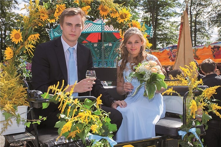 Das diesjährige Maikönigspaar Kim Bachenberg und Leo Schneider führte den Festzug in einer Kutsche an.