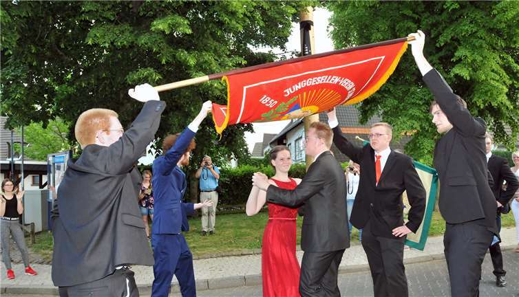 Das diesjährige Maikönigspaar, Maikönigspaar Lisa Waldminghaus und Jannik Ockenfels, beim Tanz unter der Junggesellenfahne. Fotos: www.schuhmann-foto.de