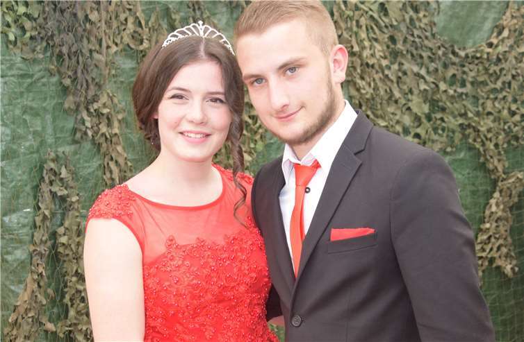 Das diesjährige Maikönigspaar Marius Breuerund Hanna Hellwig feierten kräftig mit.