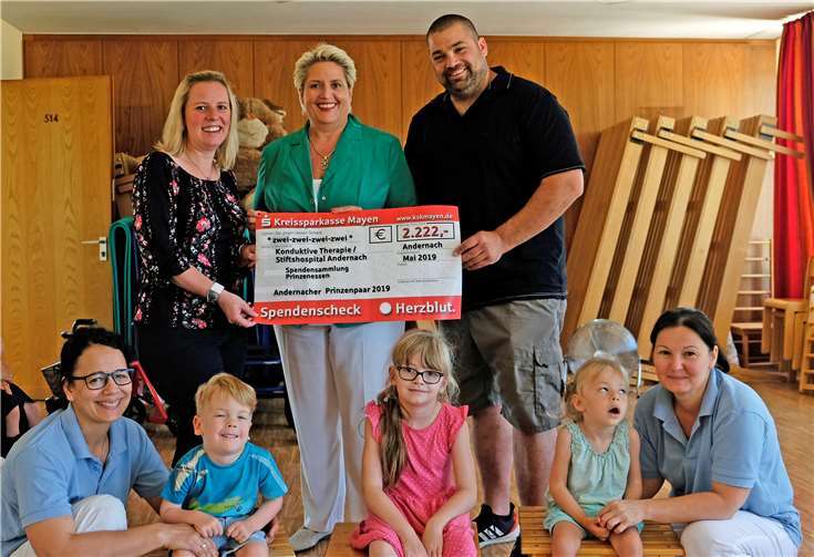 Das diesjährige Prinzenpaar überreichte eine großzügige Spende an die Konduktive Förderung des Sankt Nikolaus-Stiftshospitals: (stehend, v.l.) Jessica Sattler, Cornelia Kaltenborn, Sascha Daverkausen. Vorne drei Kinder der Intensivfördermaßnahme mit zwei Konduktorinnen. Foto: pirvat