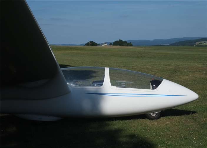 Das doppelsitzige Segelflugzeug ASK 21, der Turm des Segelflugvereins in Wershofen im Hintergrund.Foto: Stefan János Wágner