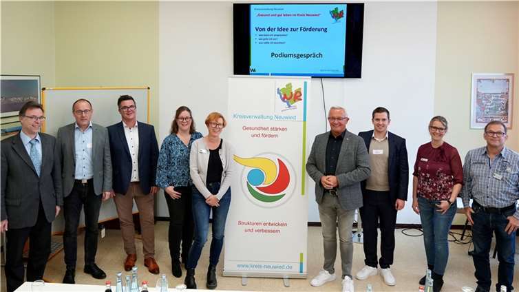 Das dritte Projekt-Treffen „Aufbau gesundheitsförderlicher Steuerungsstrukturen“ unter dem Titel „Gesund älter werden im Kreis Neuwied“ diente dem Austausch von Fachpersonal aus Einrichtungen, Verwaltungen und ehrenamtlich engagierten Seniorenvertretern unter anderem auch mit Landrat Achim Hallerbach und Bürgermeister Peter Jung.  Foto: Martin Boden/Kreisverwaltung Neuwied