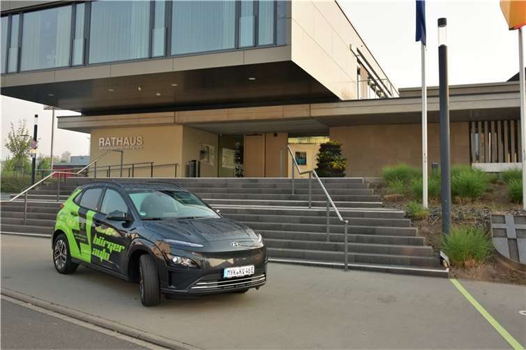 Das e-Bürgerauto steht ab dem 17. Mai allen Bürgerinnen und Bürgern der Pellenz kostenfrei zur Verfügung. Standort des Fahrzeuges ist die Verbandsgemeindeverwaltung Pellenz in Plaidt, Rathausstraße 2-4, wo das Elektrofahrzeug auch mit „grünem Strom“ aus der hauseigenen Photovoltaik-Anlage geladen wird. Foto: VG Pellenz